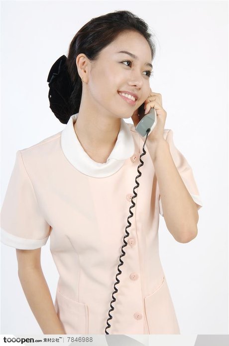 医疗人物-穿护士服的美女用左手接电话- 素材公社