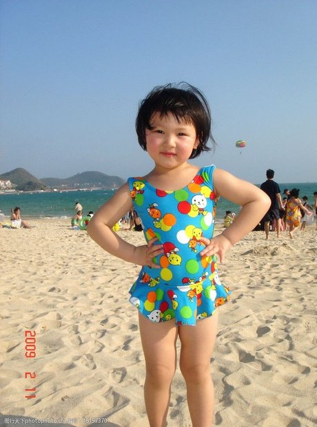 沙滩可爱小女孩子靓照图片