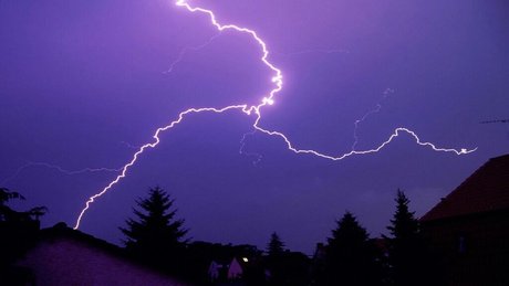 大爆 闪电,放 电,闪,打雷 相关搜索 登山者 寒冷 冬季 夜晚 矢量 下雨