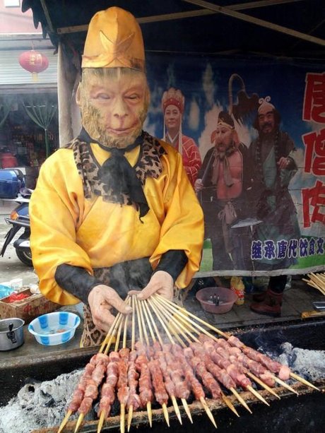 武汉现奇葩烧烤摊 小贩扮孙悟空当街烤"唐僧肉"|小贩|唐僧肉_凤凰资讯