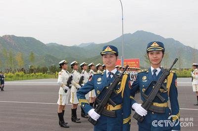 三军仪仗队女兵中队中队长 程诚(右)与队友