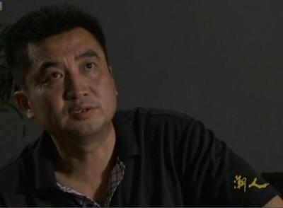 "我是特种兵"老狐狸洪卫近照曝光卷毛墨镜变男.
