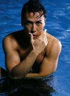 女人心中最完美的男性 甄子丹泳池写真露肌肉