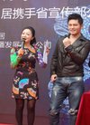 牟凤彬出席公益赠书活动 遭女粉丝表白(图)