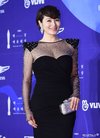 金惠秀紧身黑裙勾勒封面曲线 性感亮相百想红...
