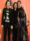 吴绮莉带女出席活动 小龙女穿西装显中性神似...