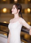 杨蓉出席活动,一条白色薄纱长裙亮相,37岁了还...