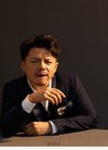 段奕宏登杂志封面,随性白西装+印花衬衫,展现...