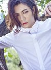 季晨曝迷幻风概念写真 唇角沾血似