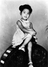 曾经的一代女歌手--邓丽君,小时候的样子甚是迷人!