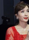 杨恭如红色装扮现身活动,44岁的她依旧美成了...