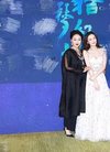 56岁王姬与女儿同框 一同高调参加活动 礼服黑...
