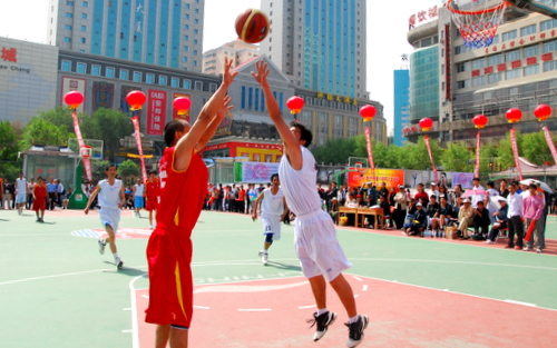 网络娱乐平台下载安装球员在苏州训练基地进行战术合练场景