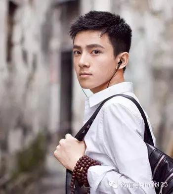 男生清爽短发无刘海