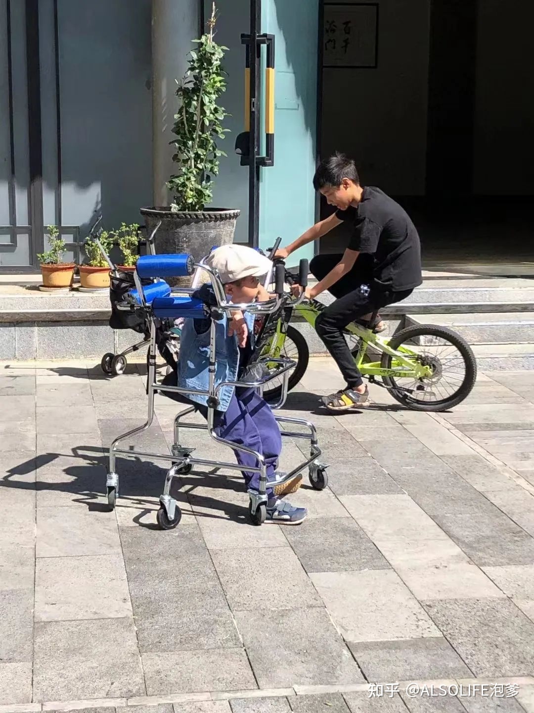 孤独症孩子骑车