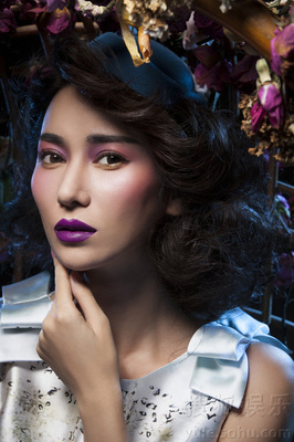 唐熙曝光时尚圣诞写真 造型百变化身千面魔女.