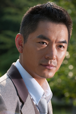 朱泳腾化身抗日佐罗 酷暑穿皮衣拍戏真劳模