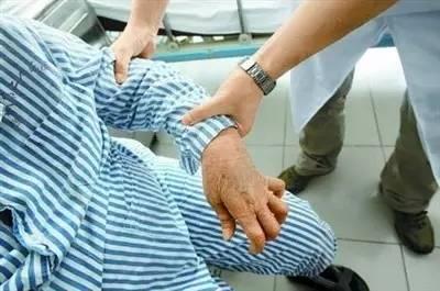 手一直发抖