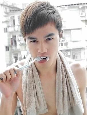 斜发型男