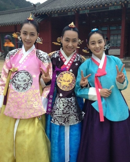 《张玉贞》三主演金泰熙,洪秀贤,金宣敬友情照.