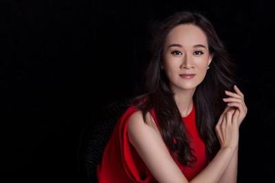 李昱和大红造型写真首发 时尚喜庆迎新年(图)-.