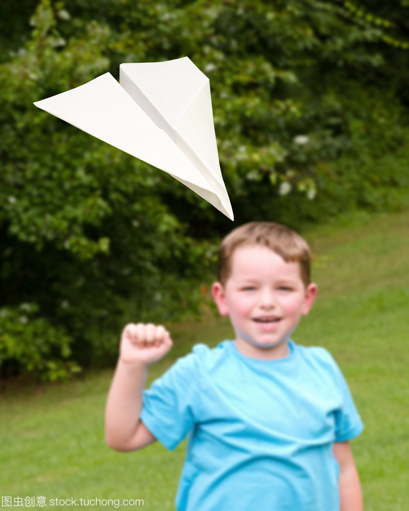 纸飞机怎么做怎么玩