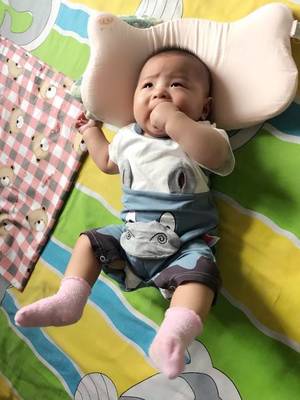 两个月宝宝不吃手正常吗