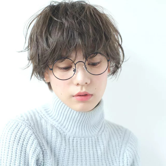 短发姑娘