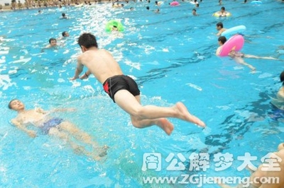 梦见游泳溺水被救