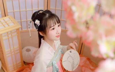 天生桃花命的生肖女
