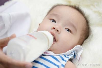 小孩吐奶是怎么回事