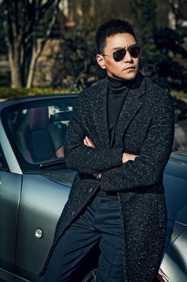 李飞曝光居家写真 深邃轮廓展现型男魅力