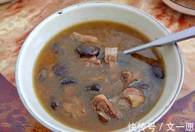 鸭汤和香菇一起做汤