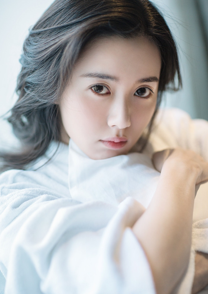 江铠同裸妆写真清新甜美 穿睡衣慵懒撩人