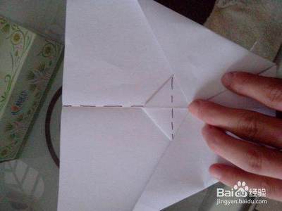 纸飞机用卡纸怎么折