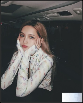 明星精选壁纸:周扬青化身金发芭比,双手捧脸甜.