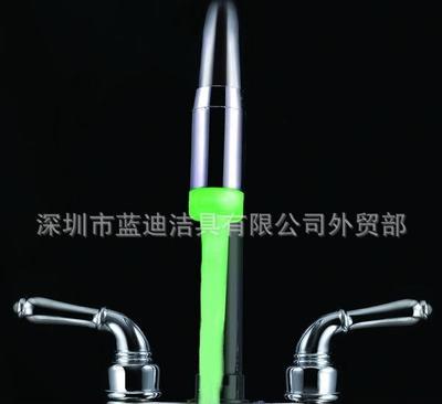 厨房水龙头水流变绿