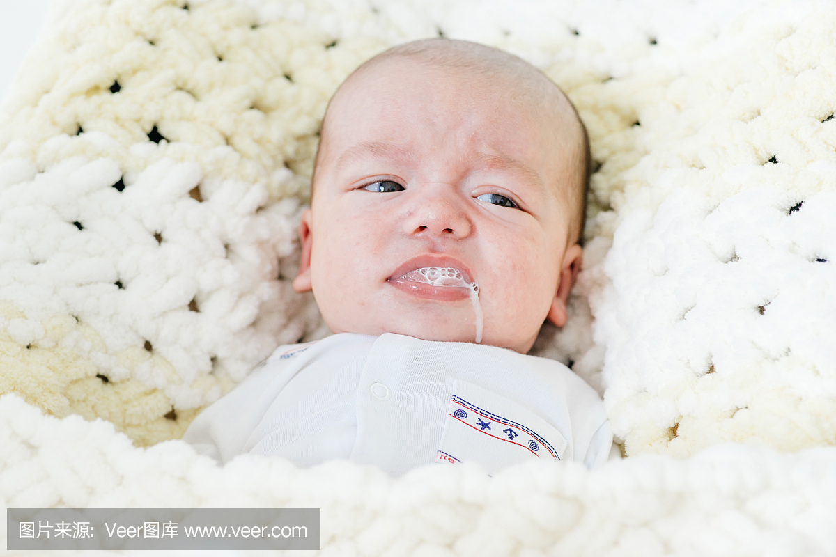 婴儿几个月头可以立起来