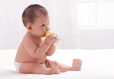 8个月的宝宝还不会坐正常吗