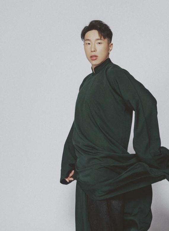 说相声的朱云峰有两个缺点阻碍了自己的发展-.