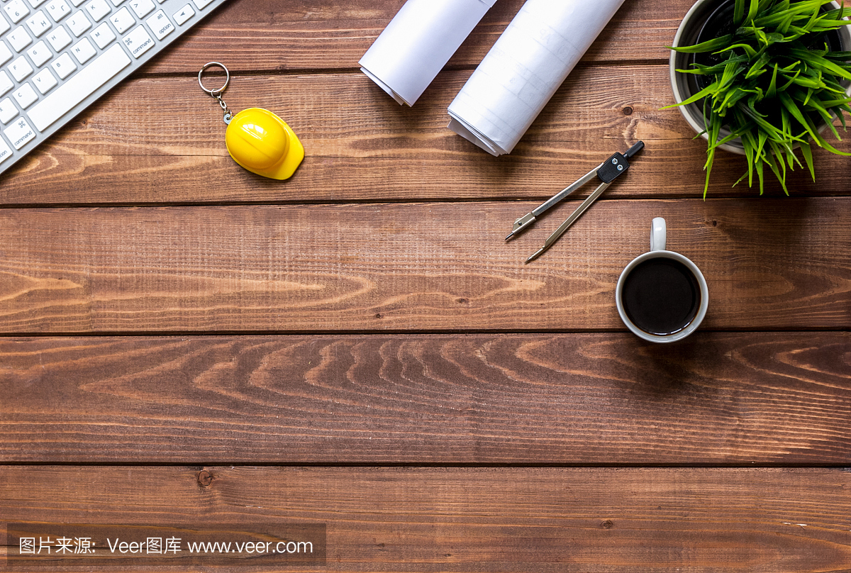 工程师木制工作桌面俯视图