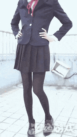 女生的裙子突然掉下来了怎么办