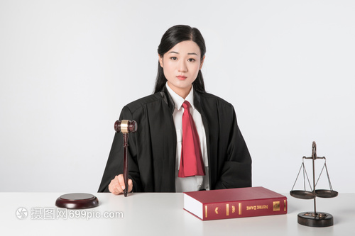 当法官好还是律师好