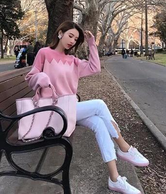 粉色衬衫配什么毛衣
