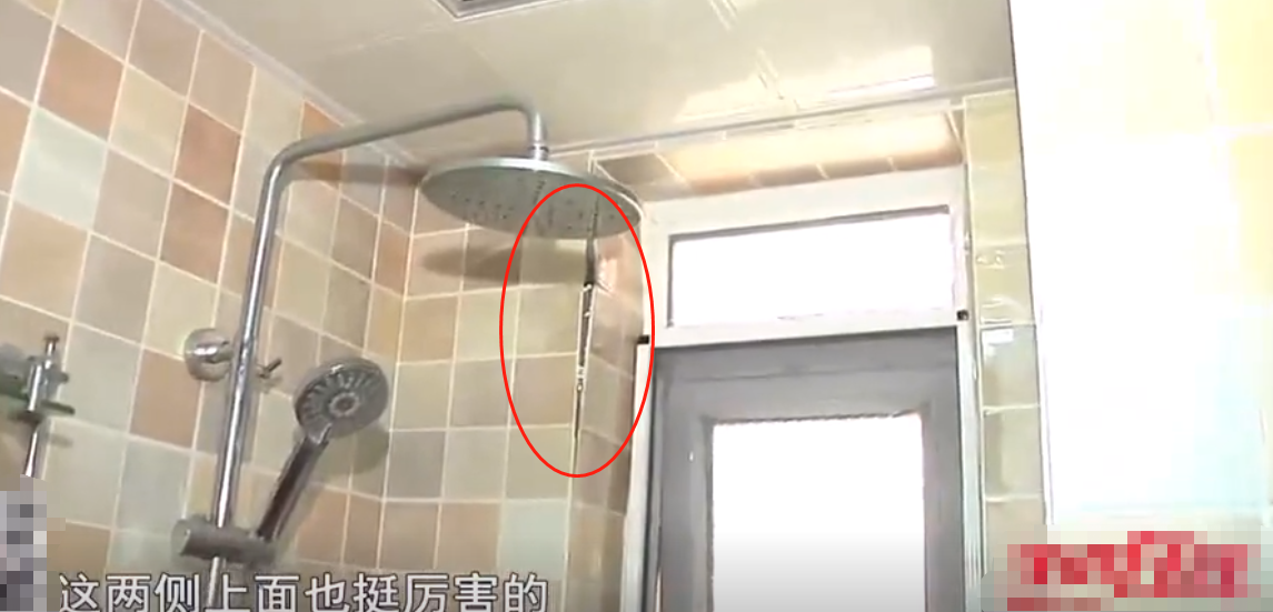 被橱柜挡住的瓷砖空鼓
