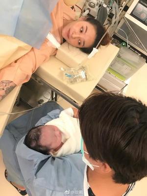 生完宝宝多久可以洗头