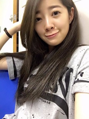 美女美图:长发美女周颖写真笑容迷人