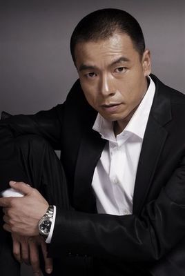 王挺新剧《火流星》热拍 戏里惩恶扬善过把瘾