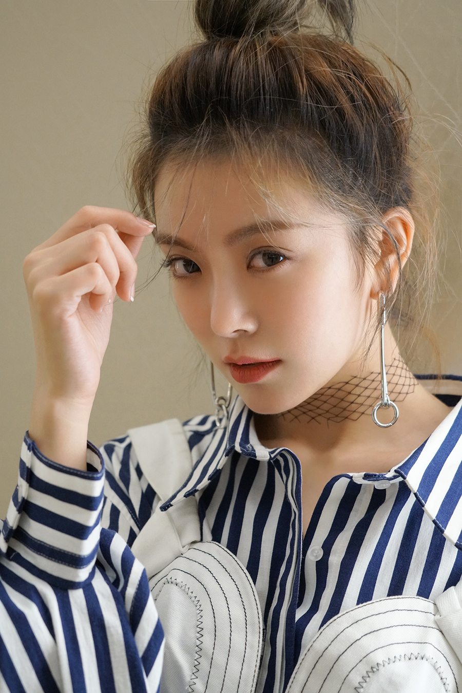 种丹妮曝最新写真 上演 潮范儿 美腿杀