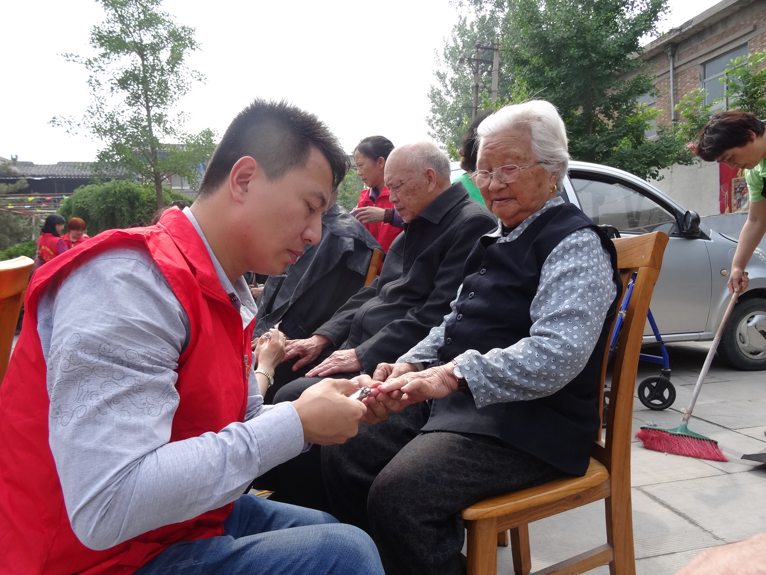 开封广泛开展敬老活动 引领尊老爱老新风尚